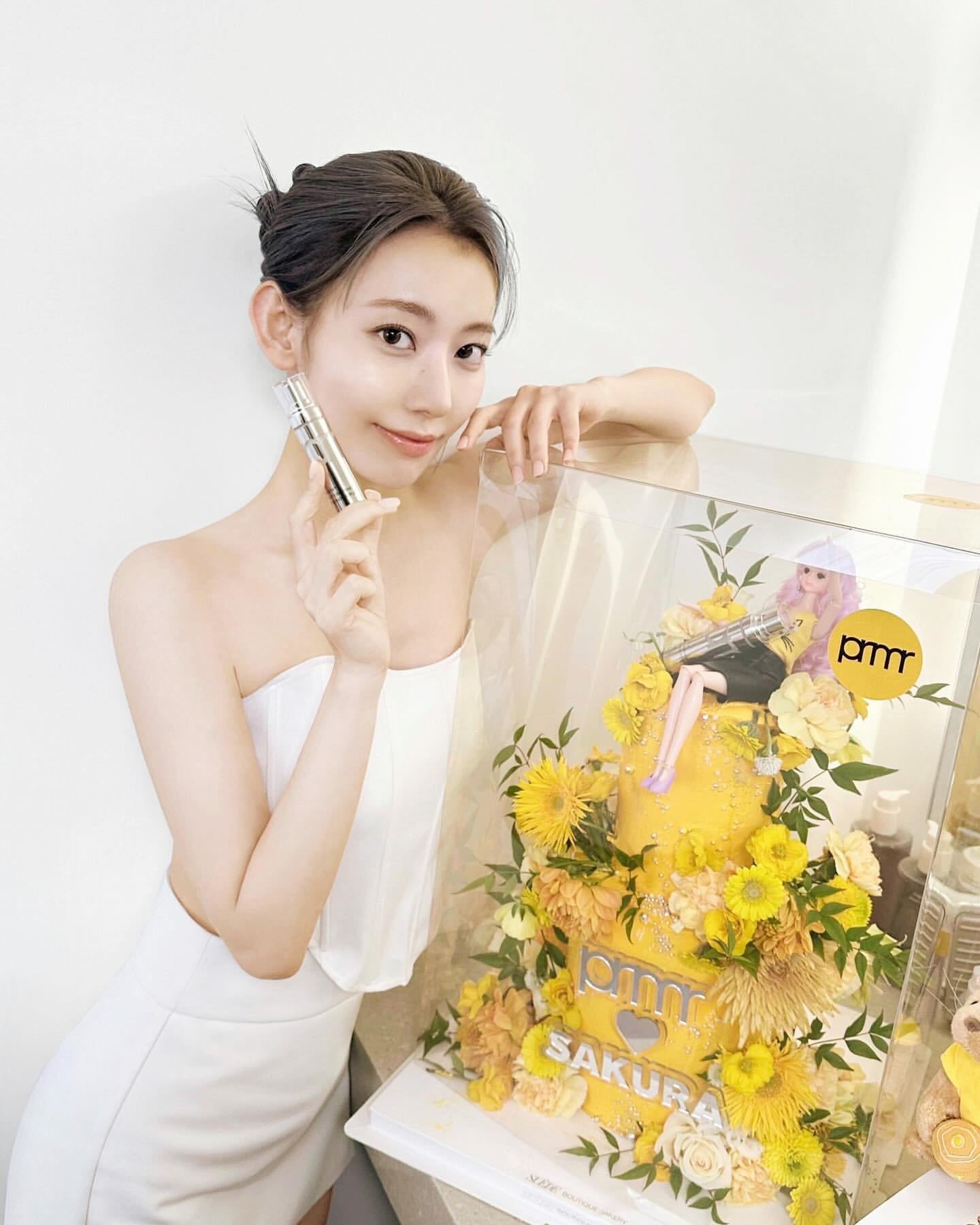 옐로 생화와 브랜드 로고를 더한 케이크가 담긴 촬영 현장 사진